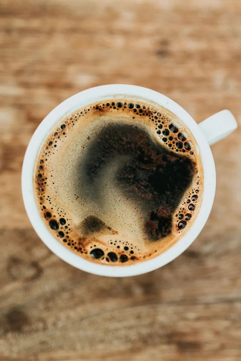 Macchina da caff&egrave; su piano cucina